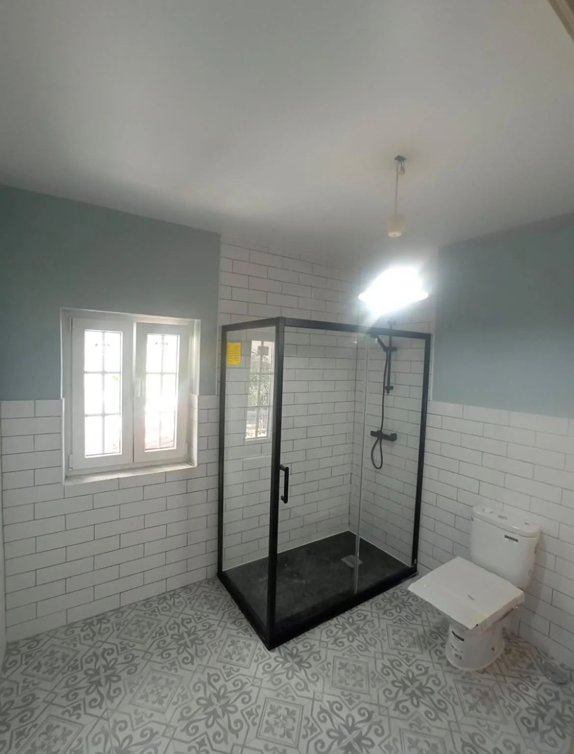 Casa de banho com duche envidraçado e revestimento cerâmico