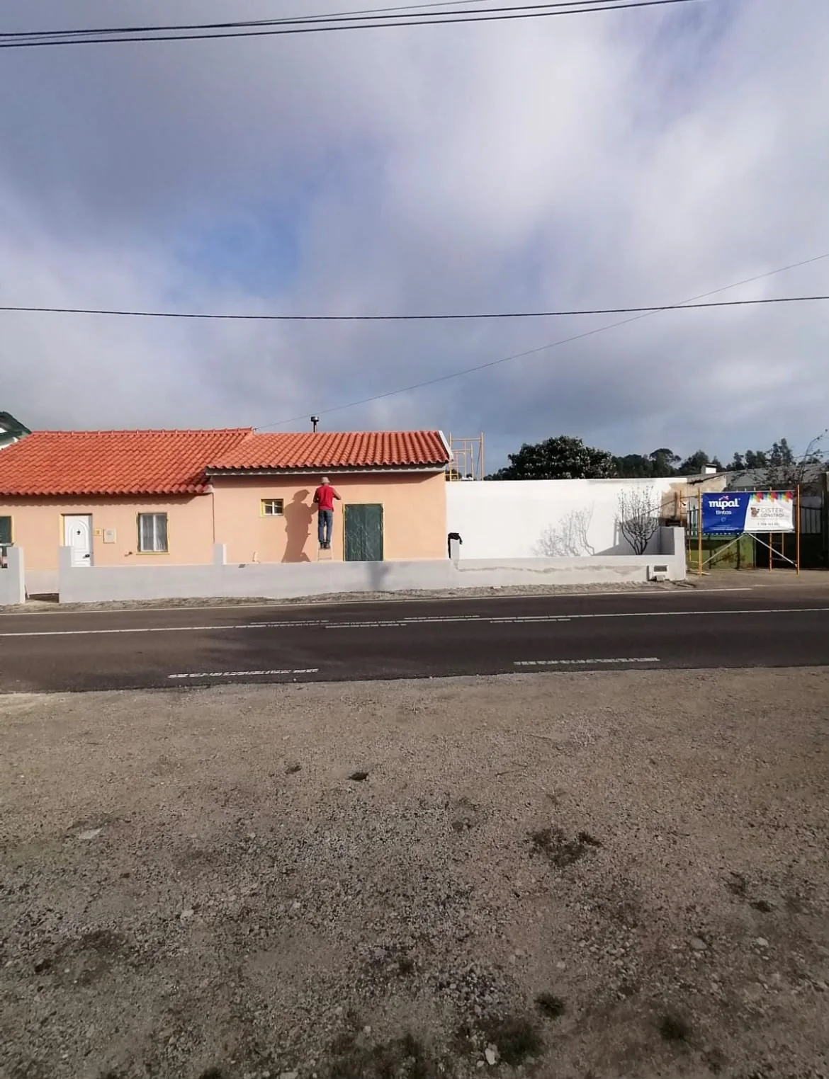 Exterior de moradia com cobertura em telha cerâmica