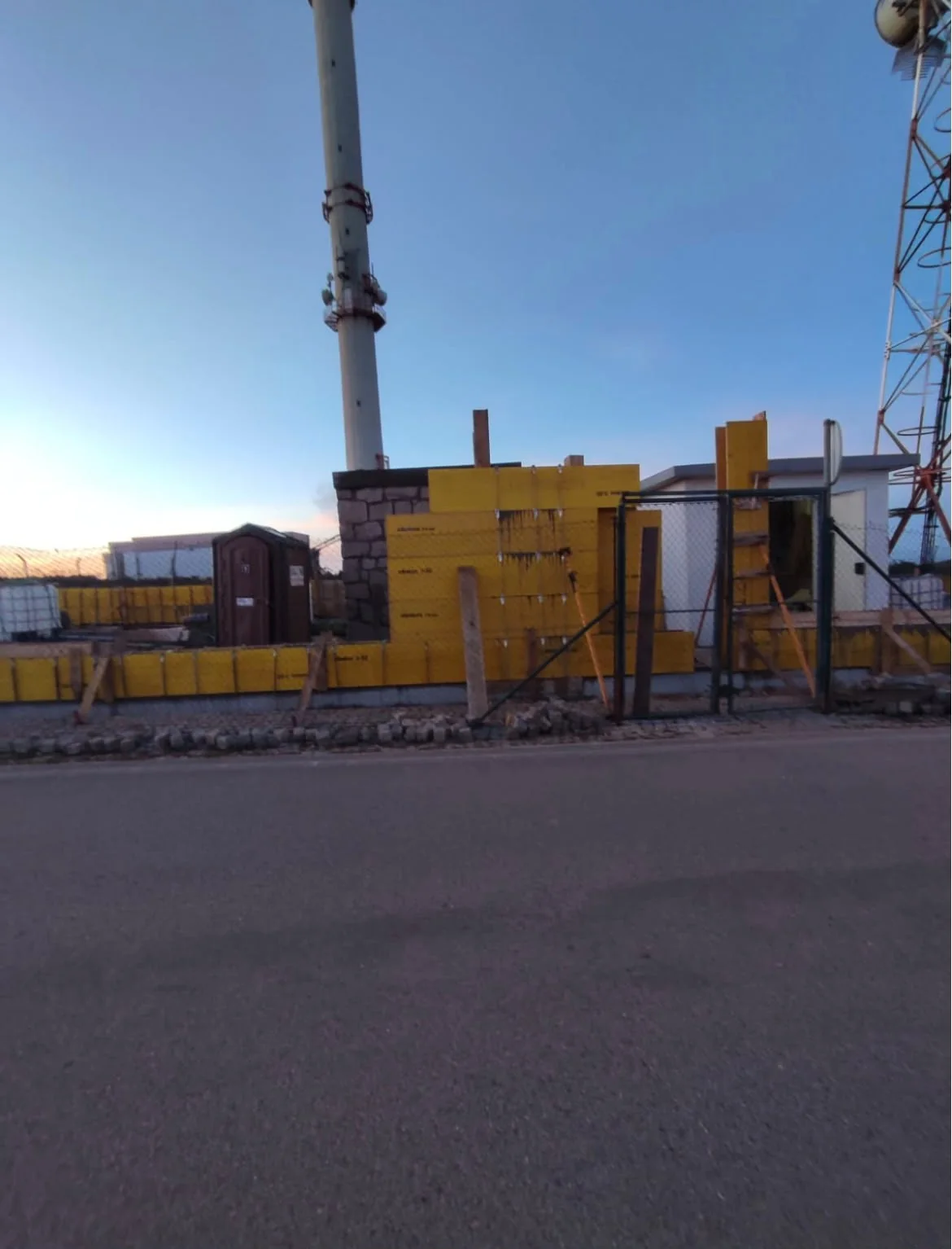 Local de construção técnica com estrutura e painéis