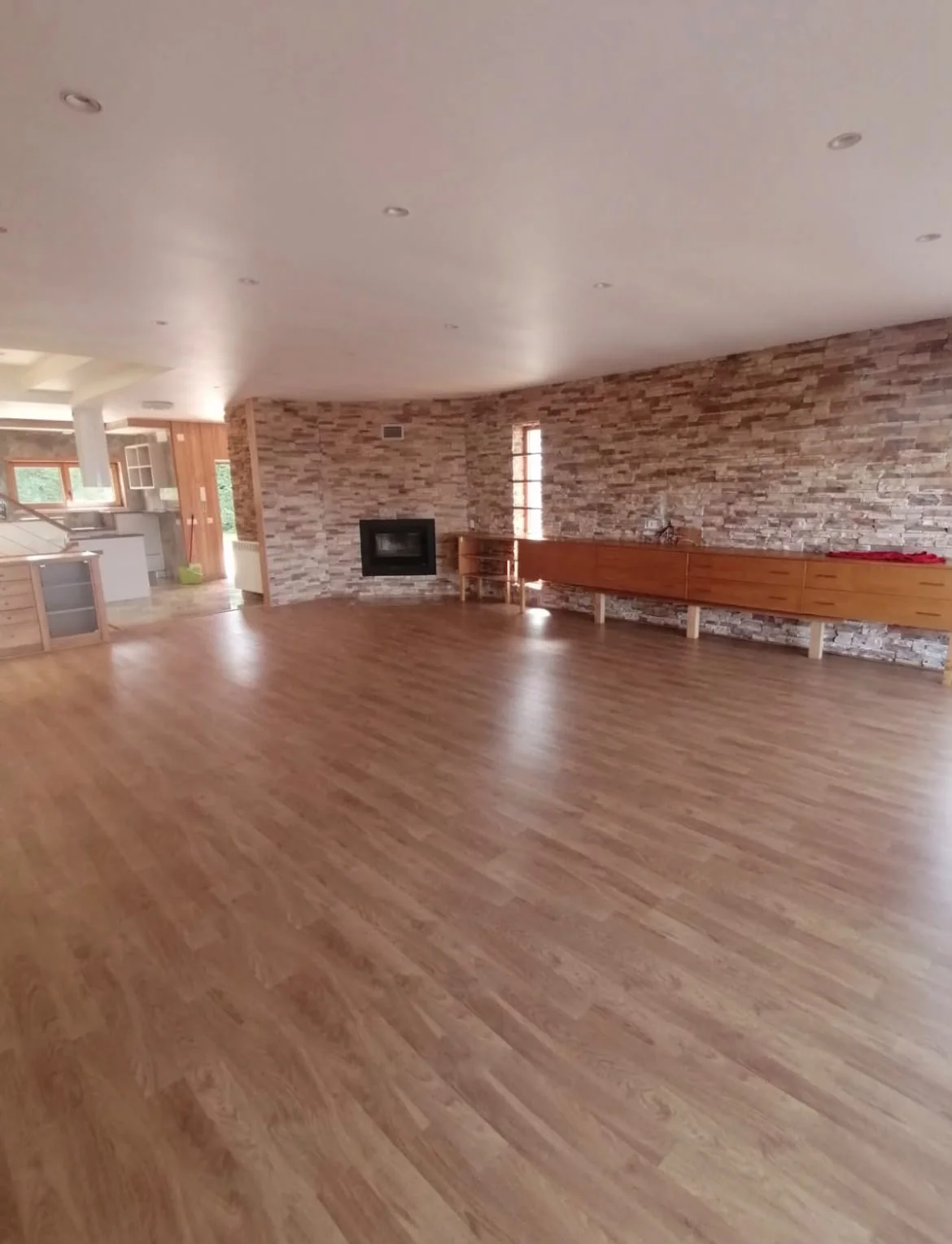 Sala renovada com pavimento de madeira e revestimento decorativo